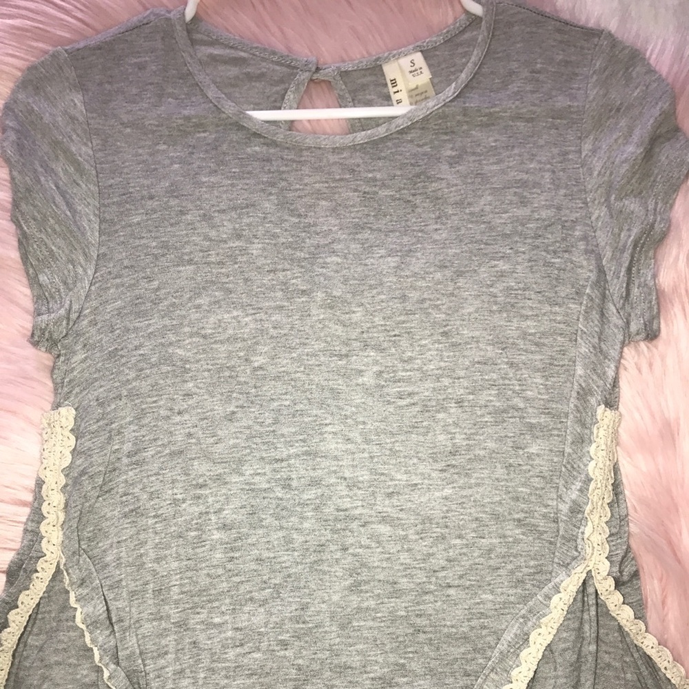 Francesca's Collection shirt with slits 💜